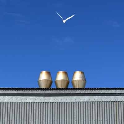 Blauer Himmel über dem Industriegebiet